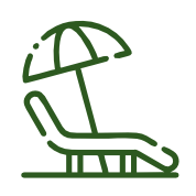 Uma pessoa está deitada em uma cadeira de praia sob um guarda-sol.