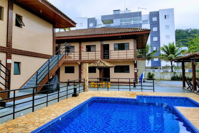 Uma grande piscina em frente a um prédio