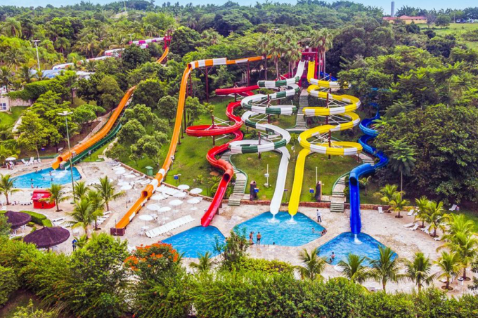 Uma vista aérea de um parque aquático com muitos toboáguas