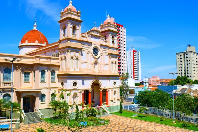 Um grande edifício com um relógio em cima