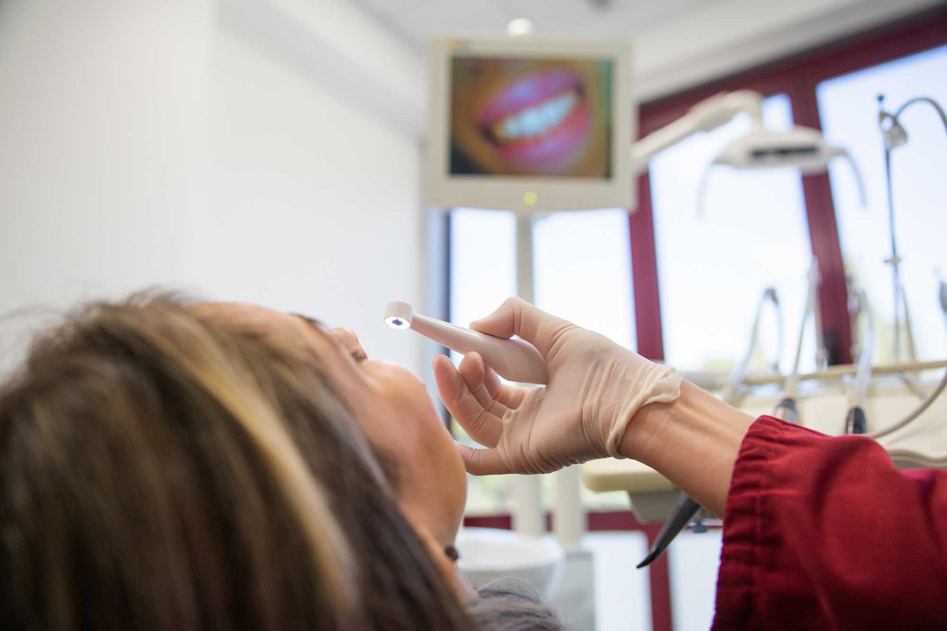 una donna seduta alla scrivania