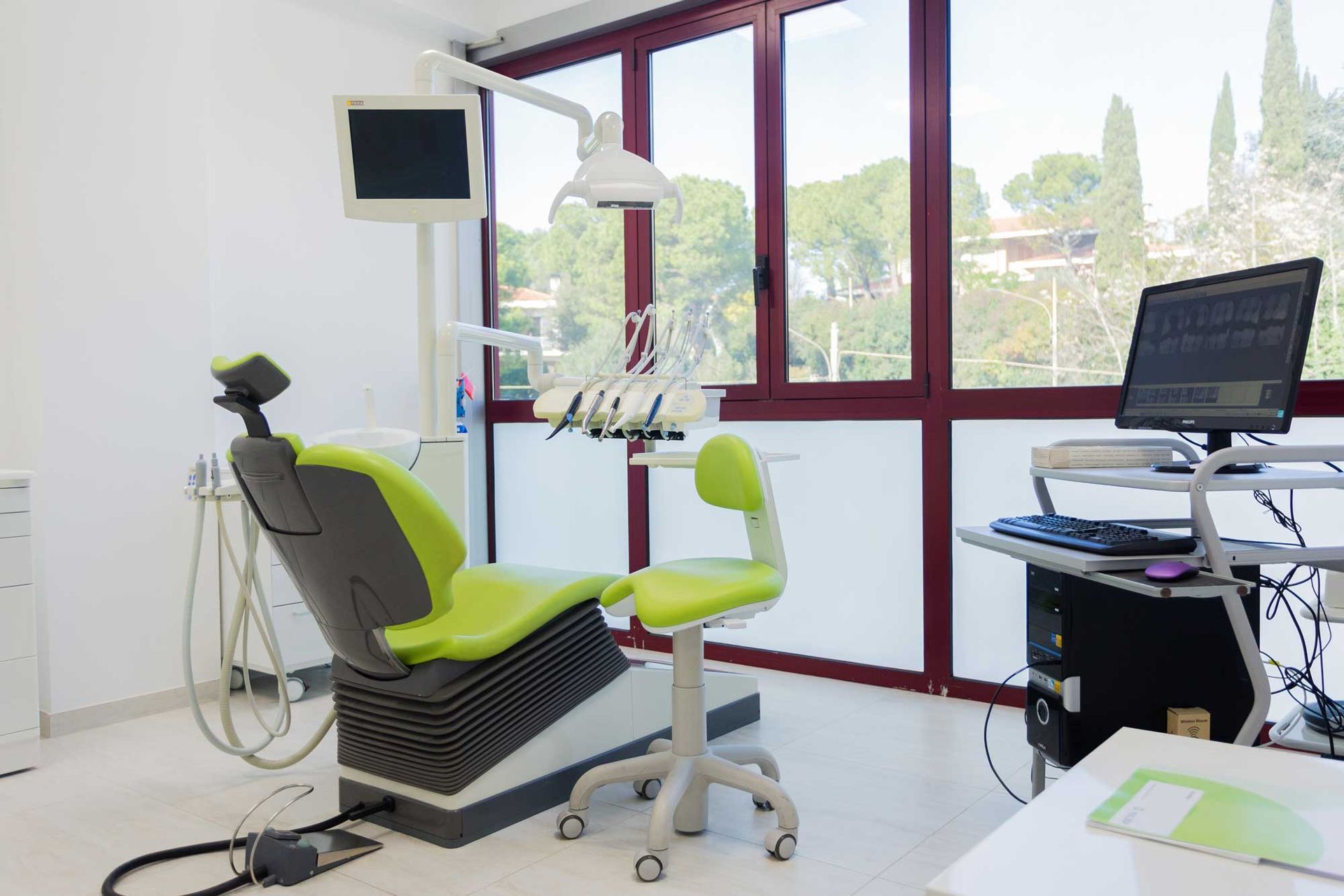 dei macchinari per dentisti e sulla sinistra un lavandino