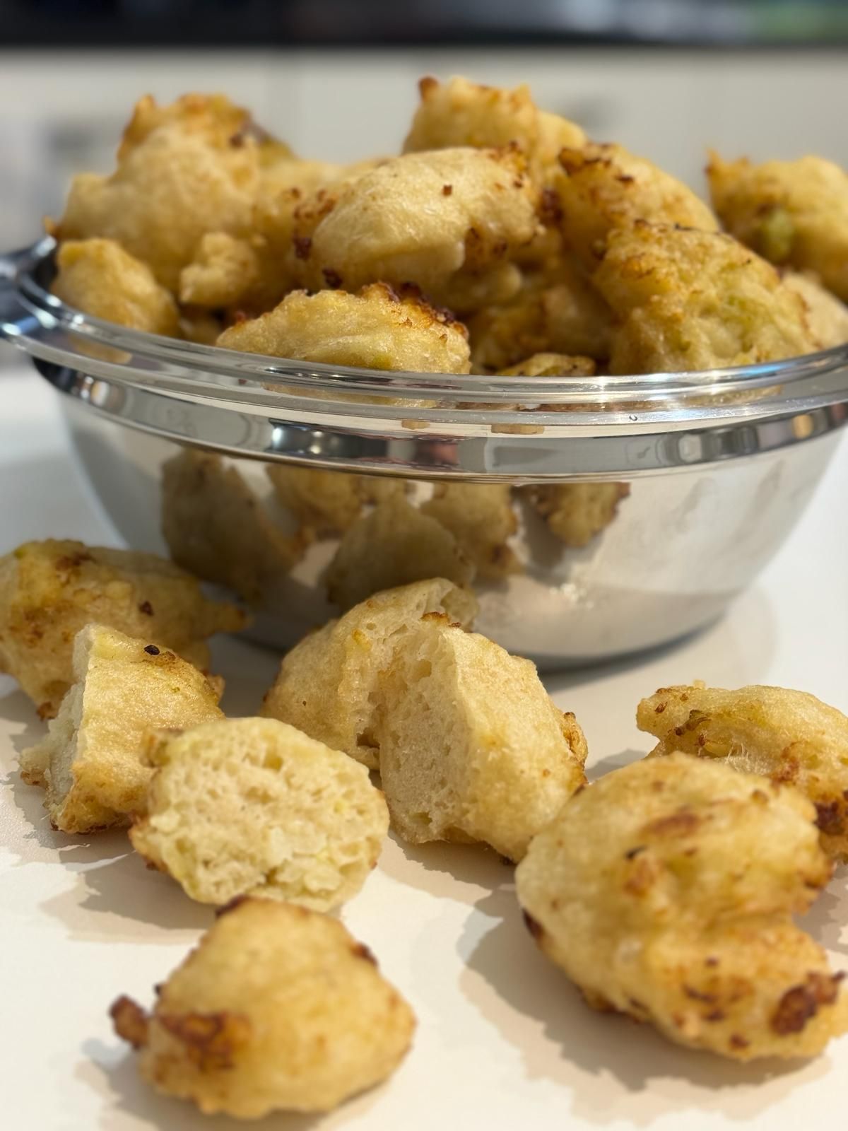 un gros plan d' un bol de nourriture sur une table