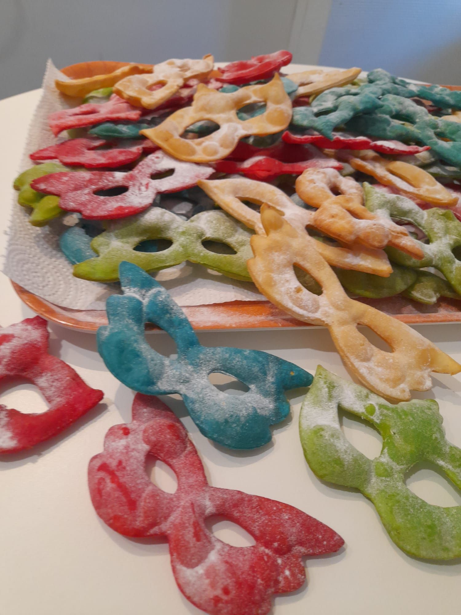 un plateau de masques colorés est assis sur une table .