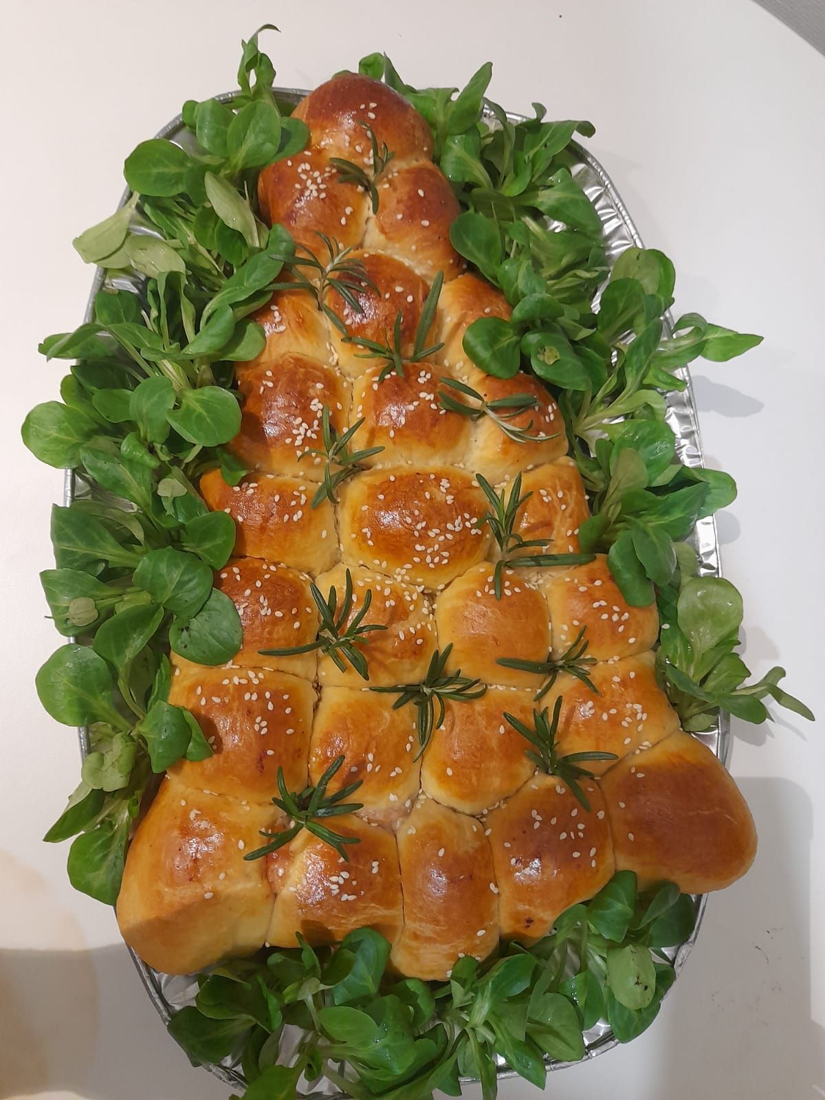 une assiette de biscuits est assise sur une table à côté d' une tasse de café .