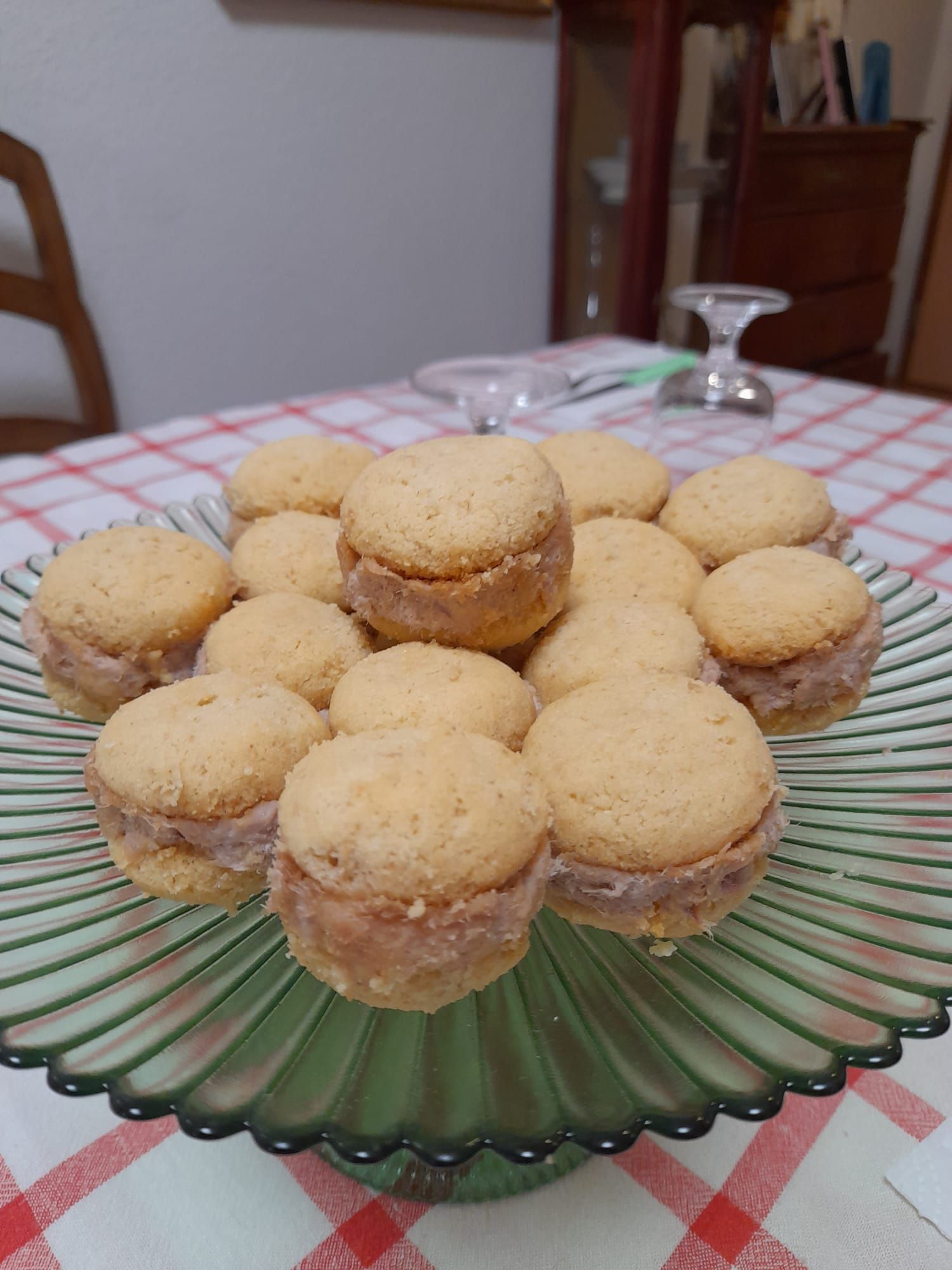 un plateau en verre rempli de biscuits sur une table .