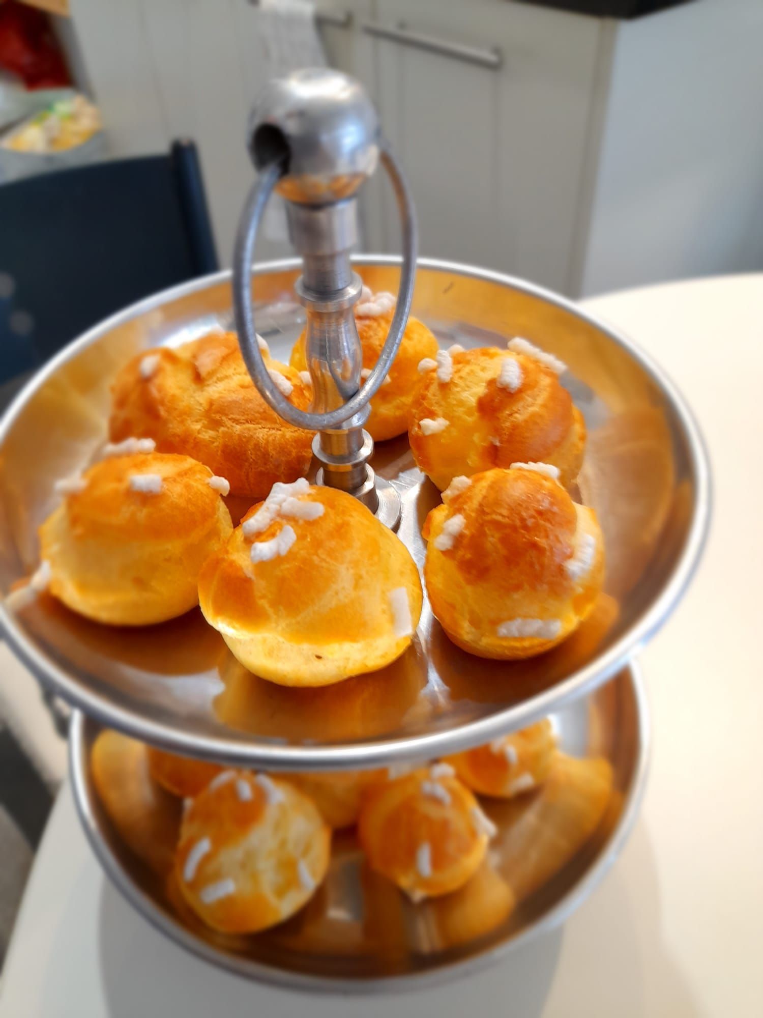 un plateau à deux niveaux rempli de beignets sur une table