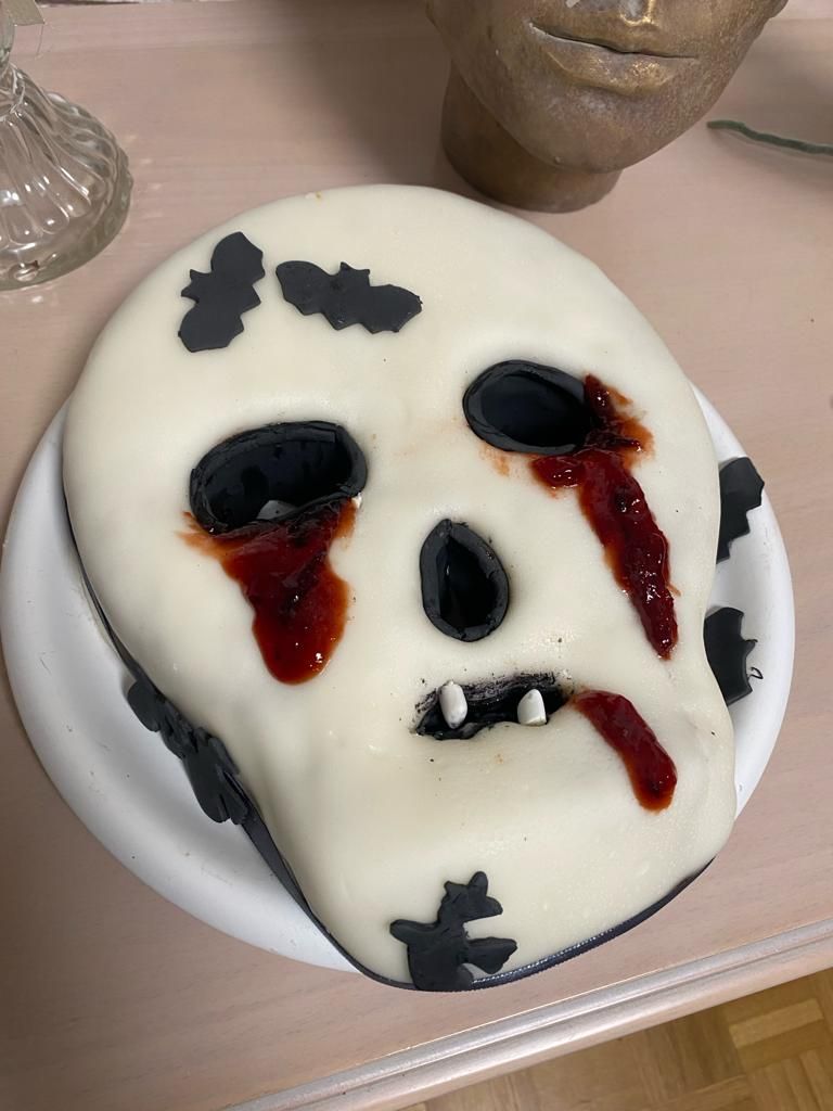 un gâteau en forme de crâne avec des larmes sur les yeux