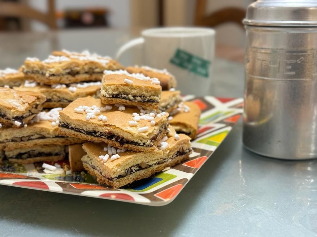 un groupe de cupcakes décorés en forme d' arbres de noël