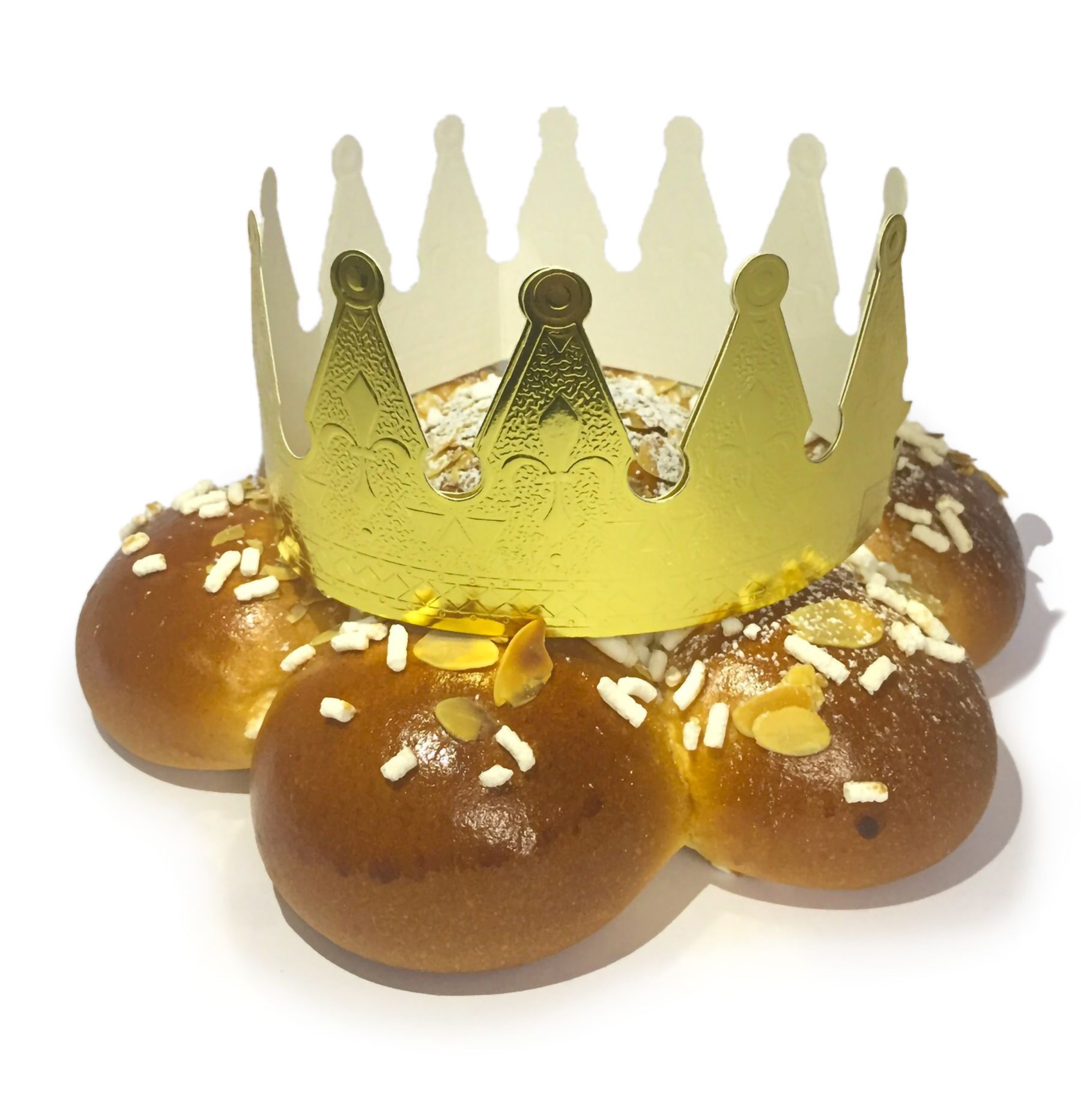 Una corona di pane con sopra una corona in carta dorata