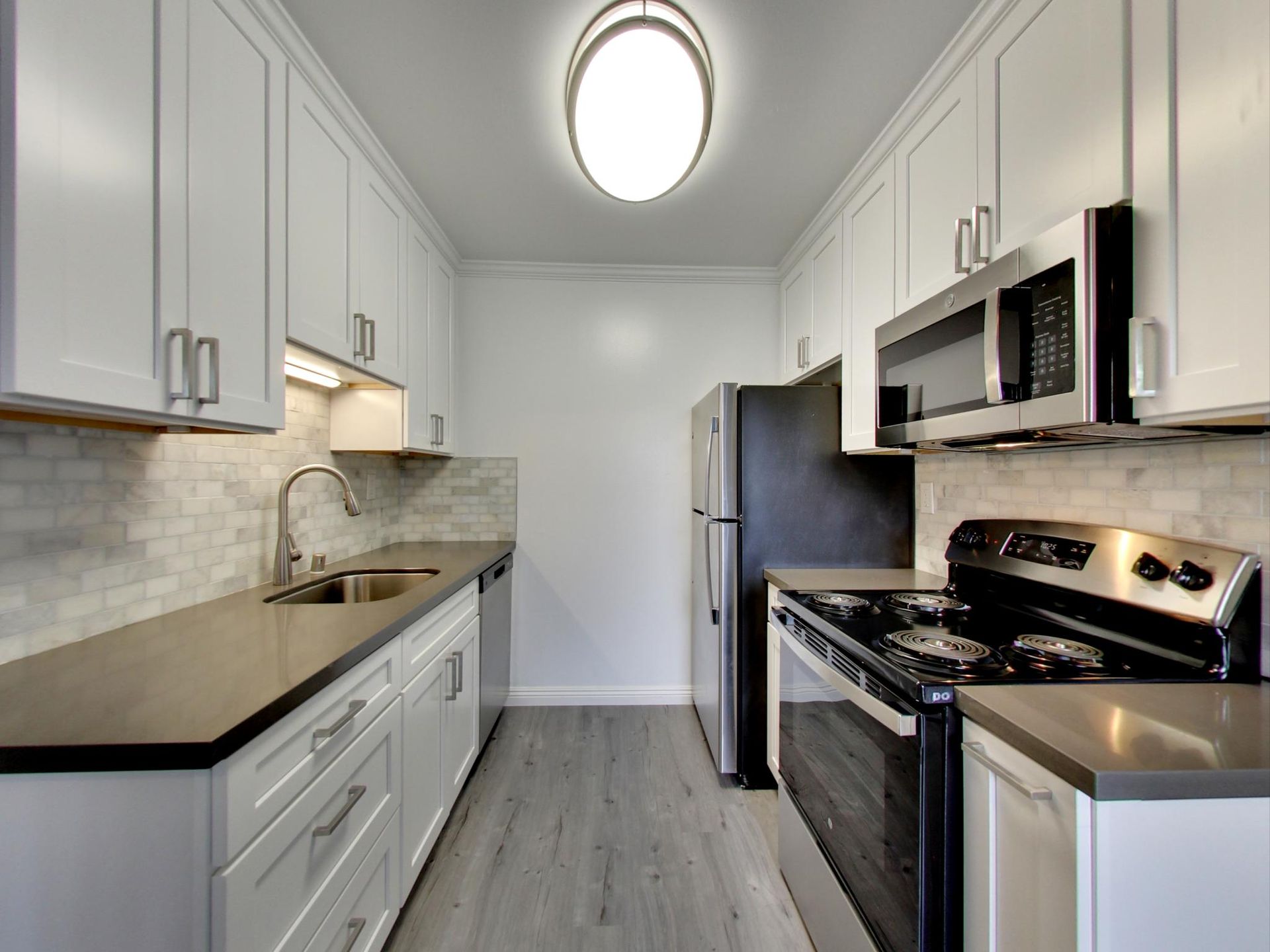 Interior photo of modern kitchen