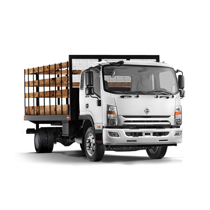 Camión de plataforma de color blanco con barandillas laterales de madera sobre un fondo blanco.