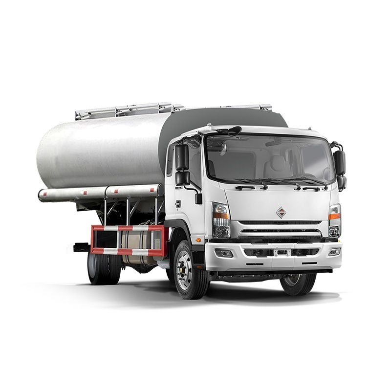 Camión cisterna blanco sobre fondo blanco.