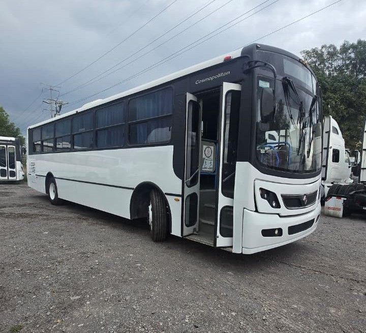 Bus Blanco Transporte de Personal Turismo International