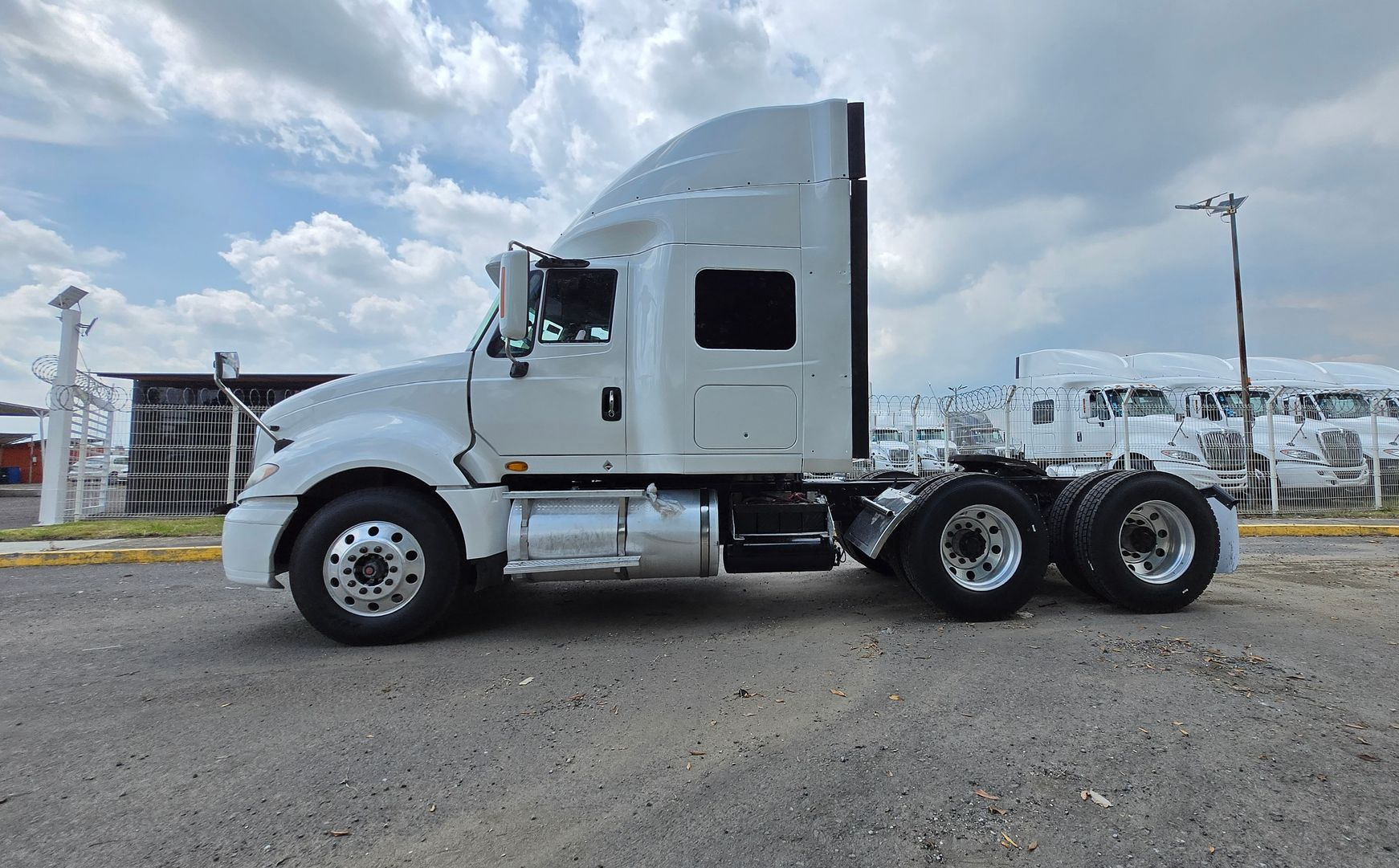 Tractocamion International Amsa color blanco