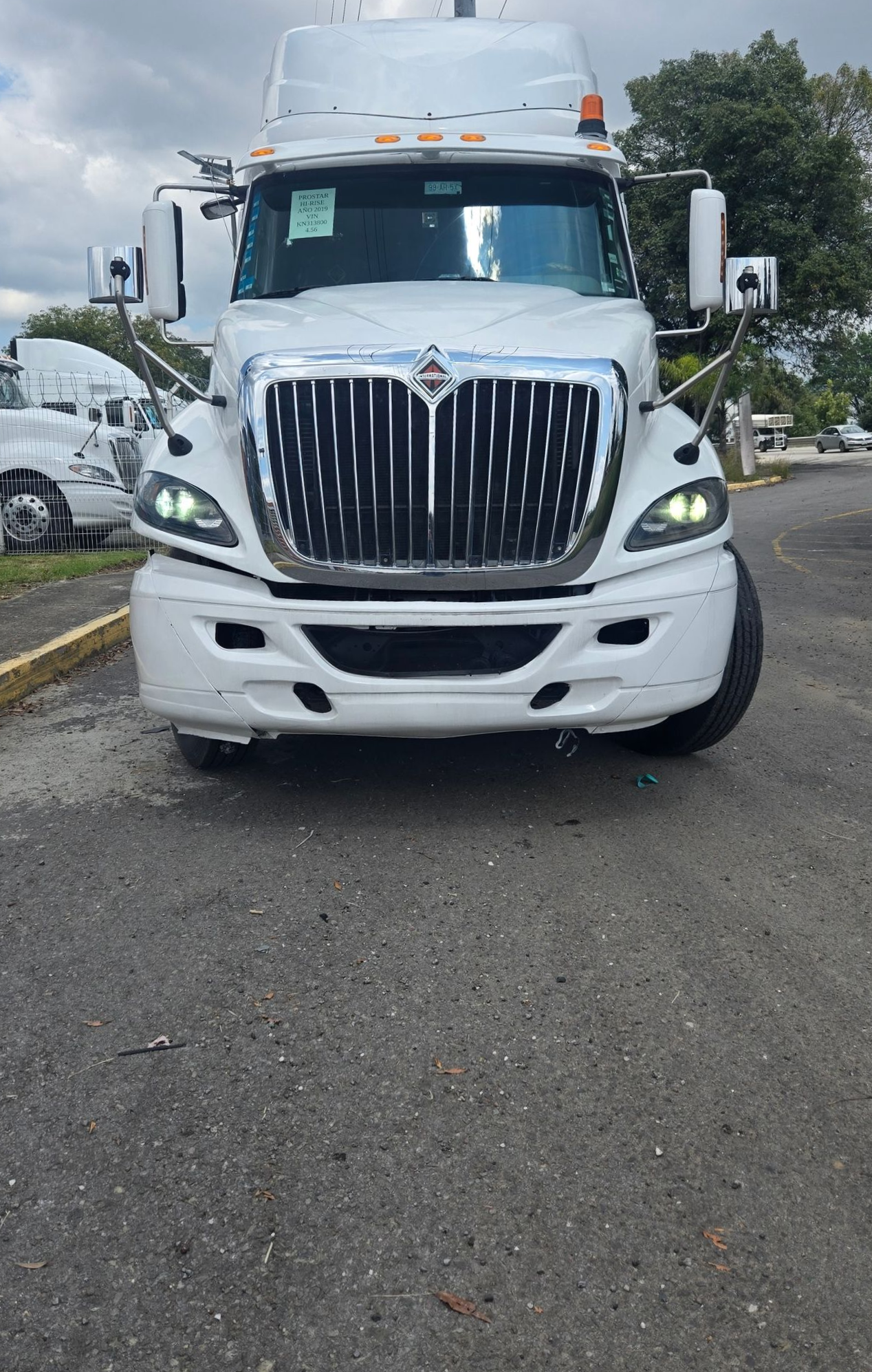 Camión Ligero Marca International Blanco con Caja Seca 