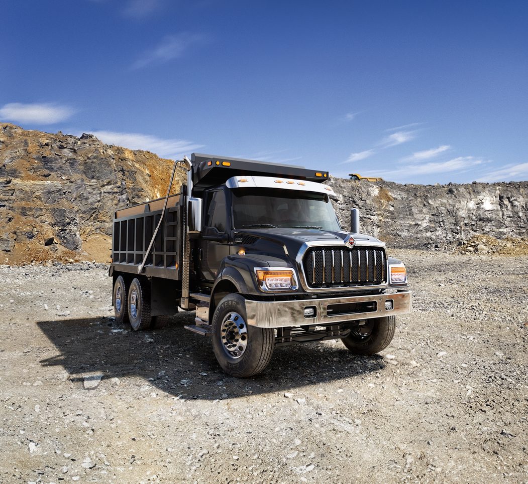 Camión HV International color oscuro en terreno