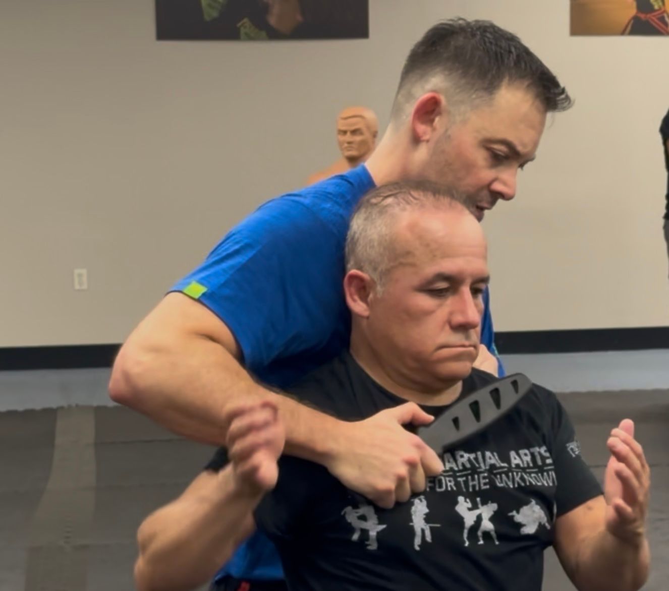 A group of soldiers are posing for a picture together.
