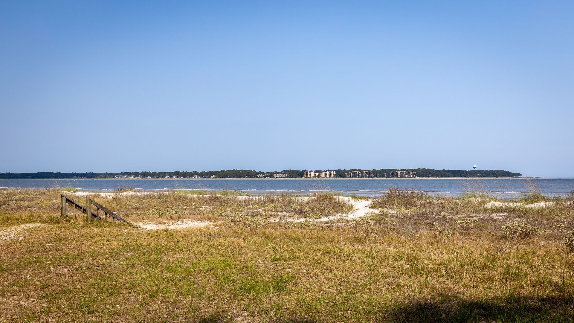 There is a small island in the middle of the ocean.