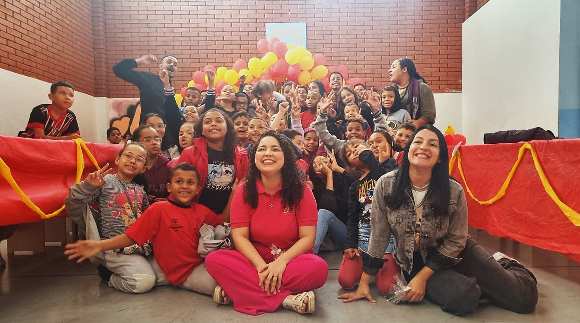 Um grupo de pessoas está posando para uma foto em uma sala.