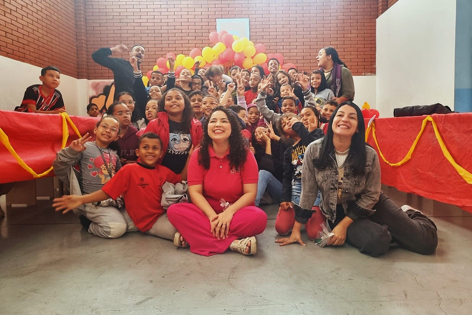 Um grupo de pessoas está posando para uma foto em uma sala.