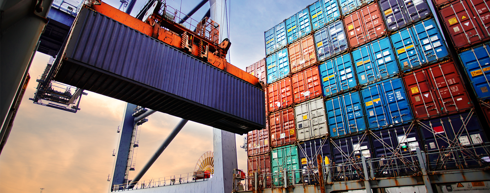 Um contêiner laranja está sendo içado no ar