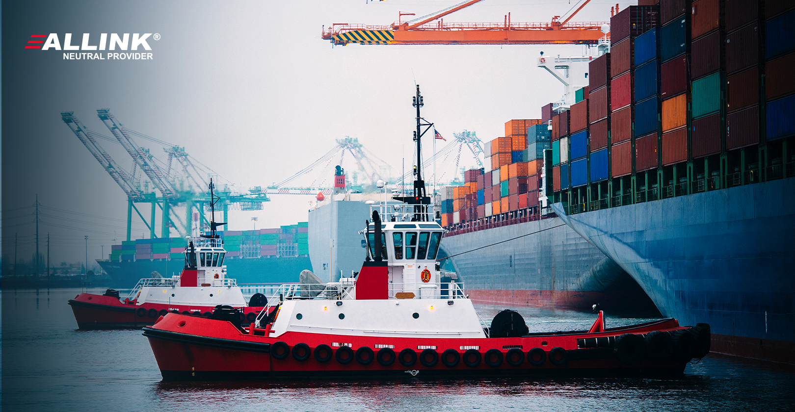 Barcos de rebocadores operando no porto, ilustrando o impacto do transit time nas operações logístic