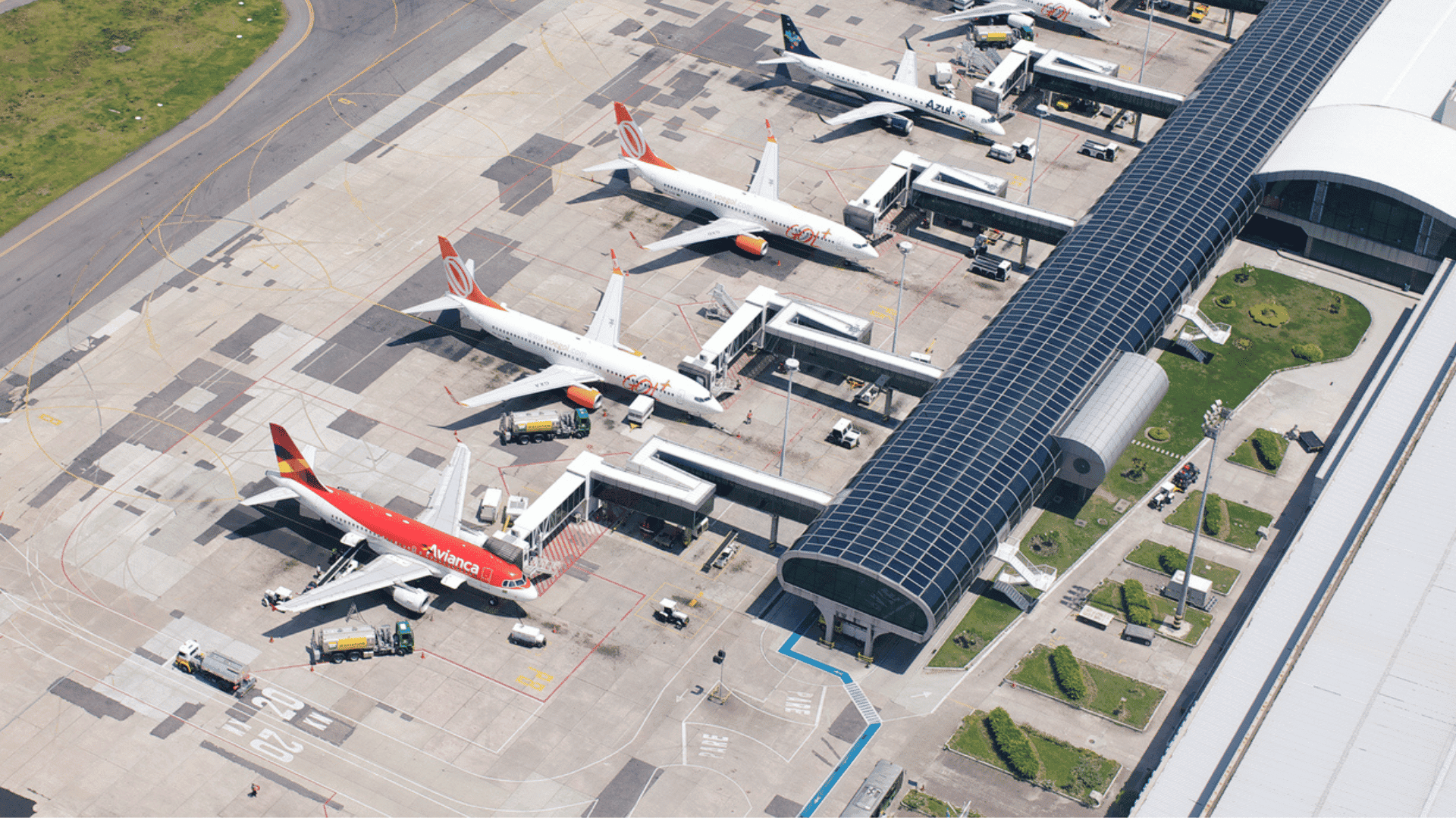 Uma vista aérea de um aeroporto com aviões estacionados na pista