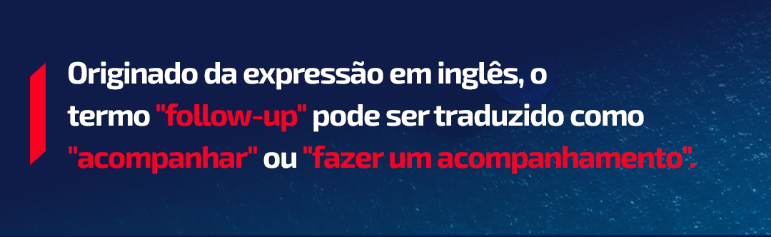 Uma mulher usando óculos está sentada em frente a um laptop.