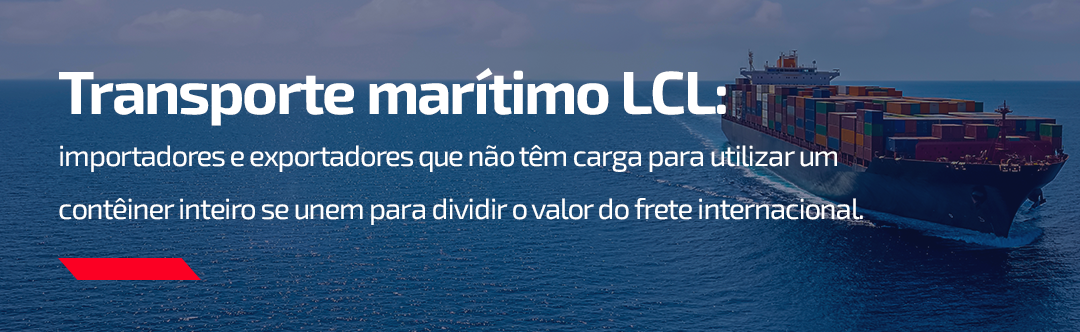 Uma mulher está sentada em frente a um laptop.