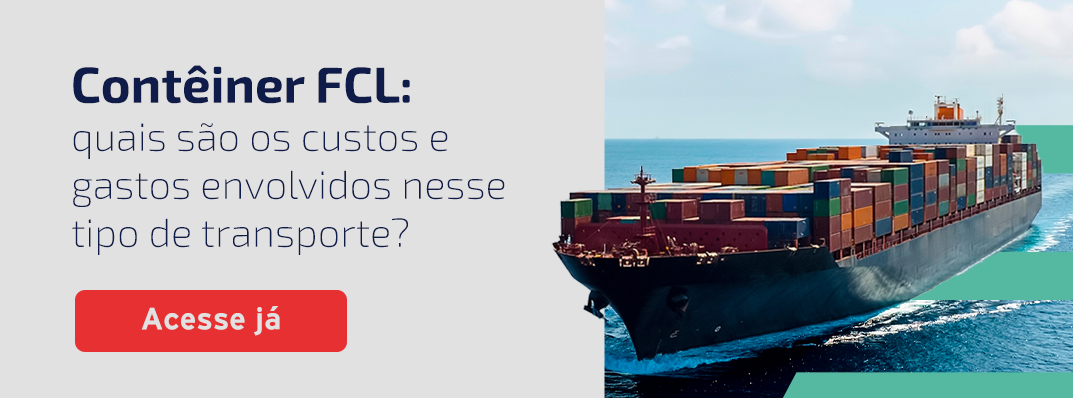 Um contêiner laranja está pendurado em um guindaste.
