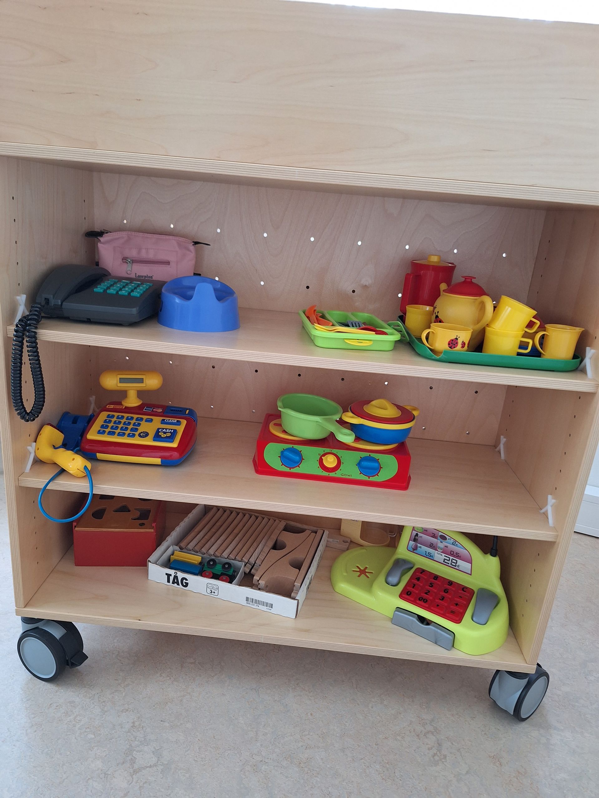 Kuscheltiere, Sitzball und Kinderbett