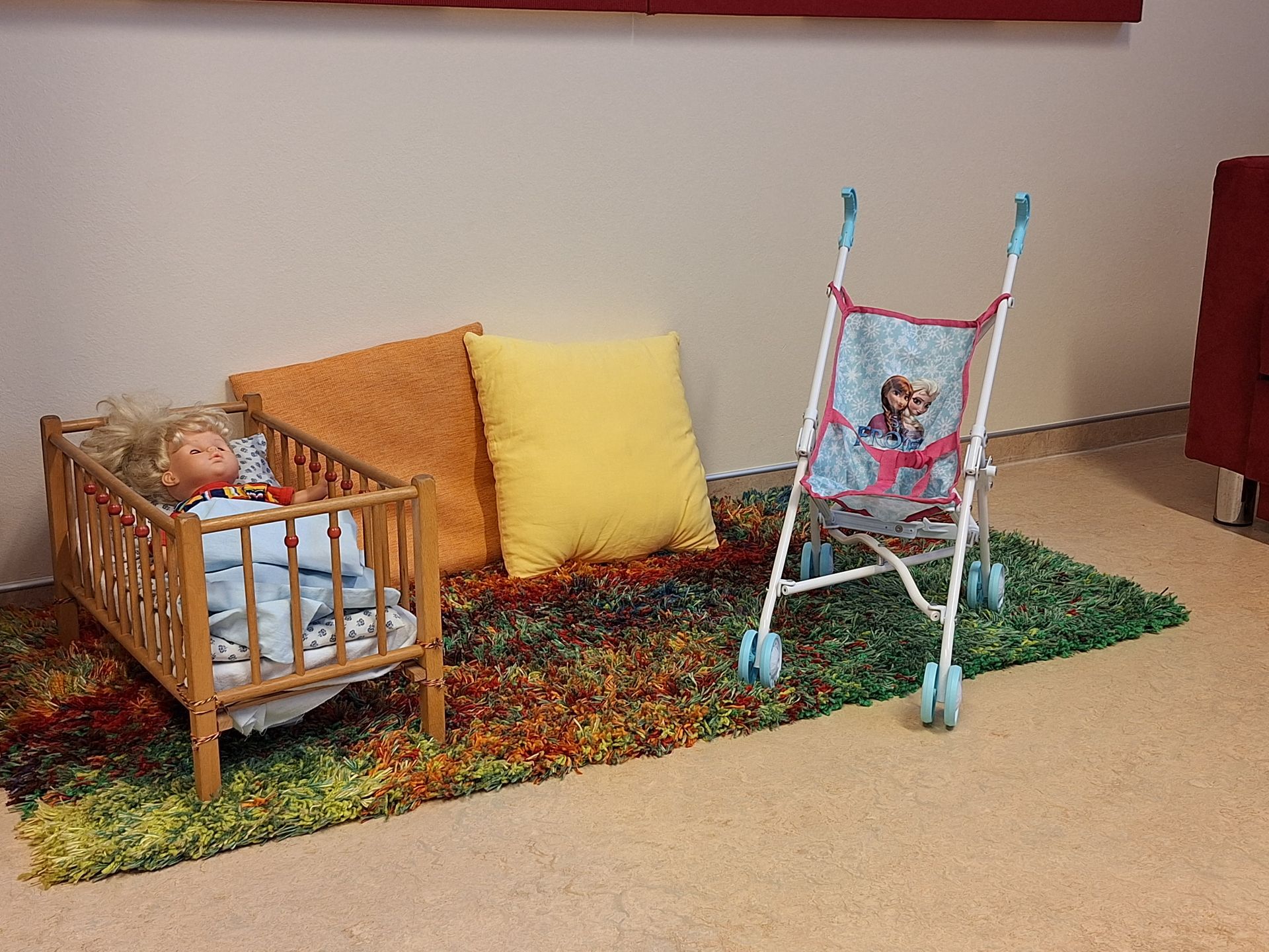 Spielzimmer mit Tischen und Stühlen