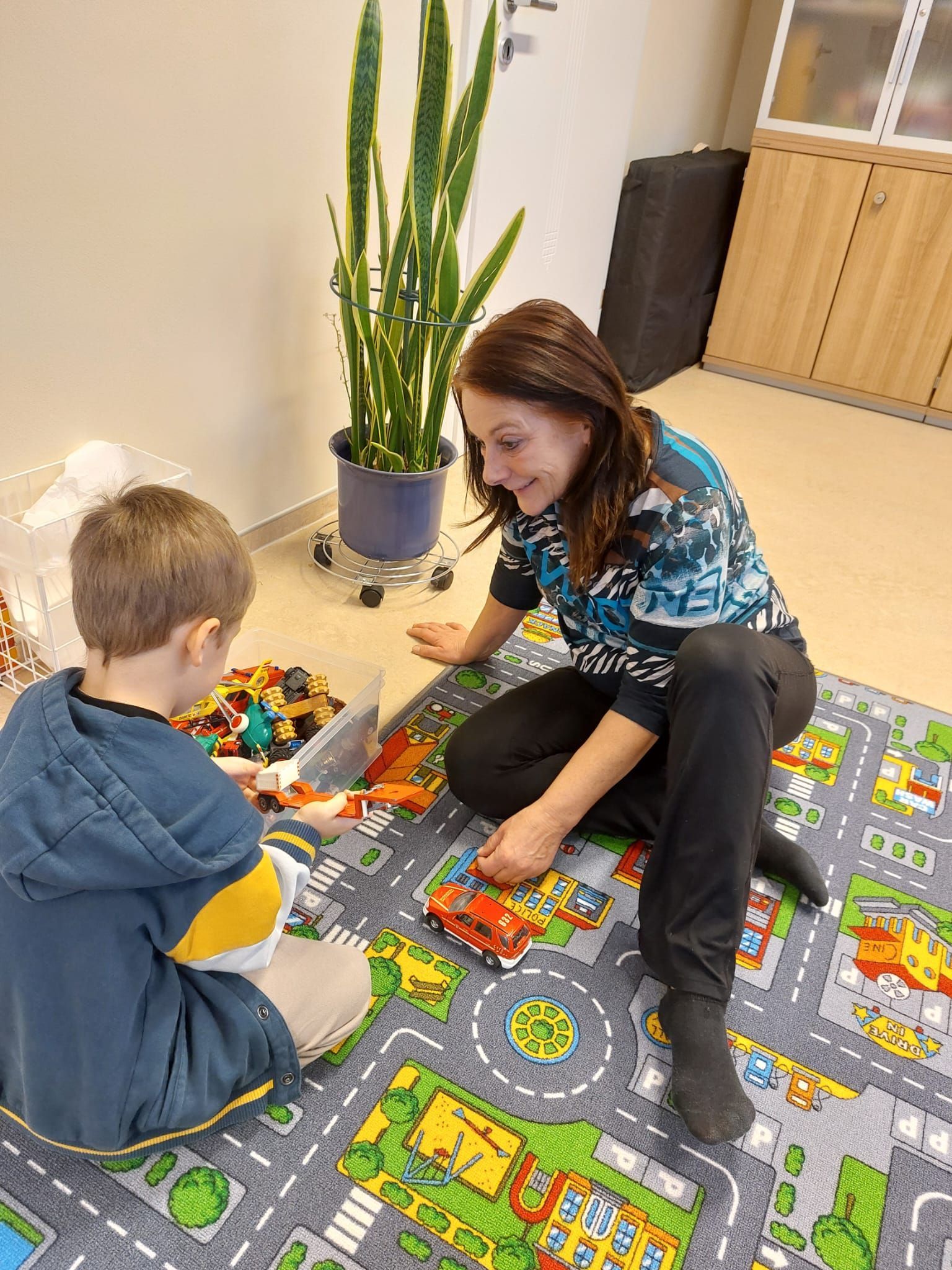 Michaela Walter mit einem Kind im Kinderspielzimmer