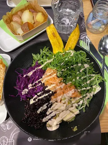 Ciotola con salmone, verdure e platani, servita con patate.