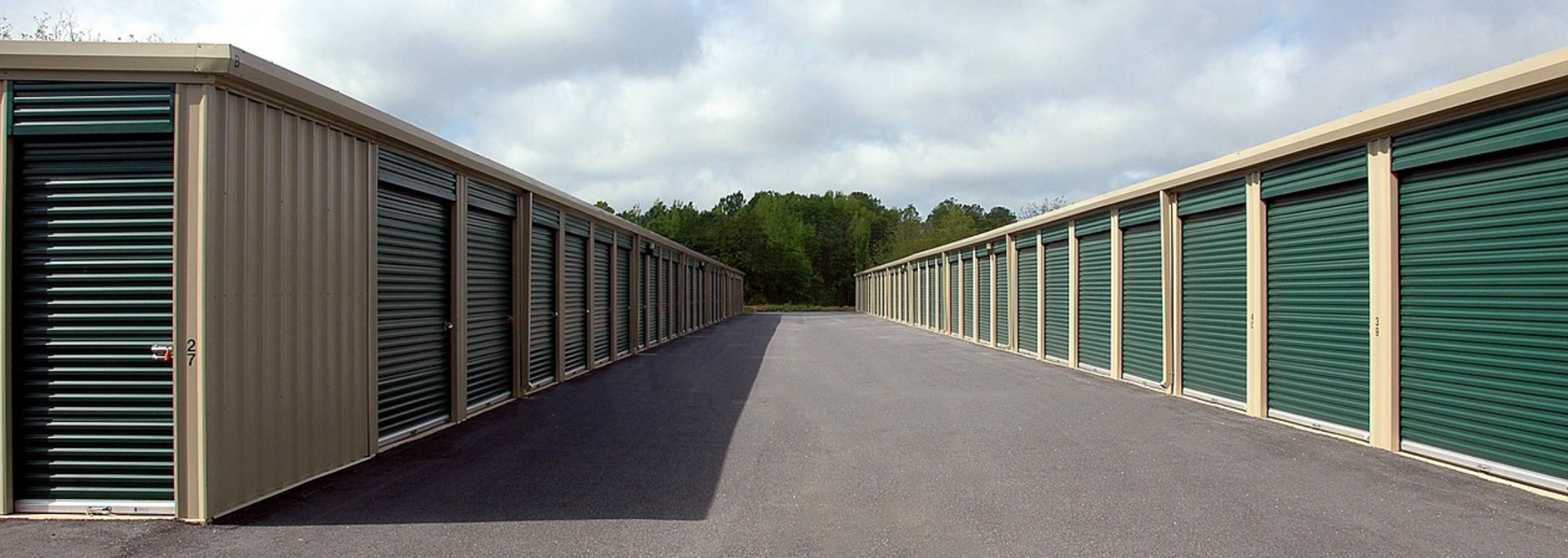 Picture of a self storage facility. 