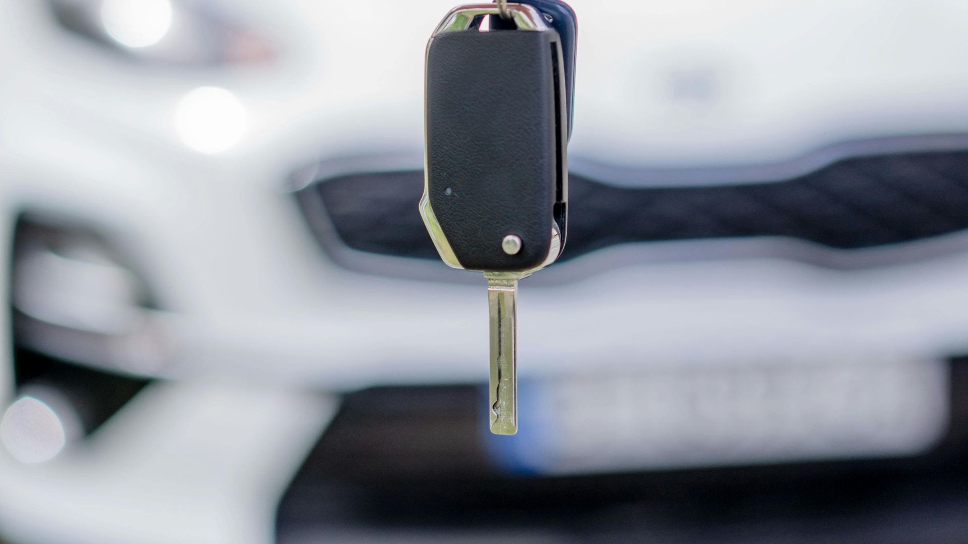 Tempted by contactless car hire? Here are 3 things to keep in mind before you make your mind up.
