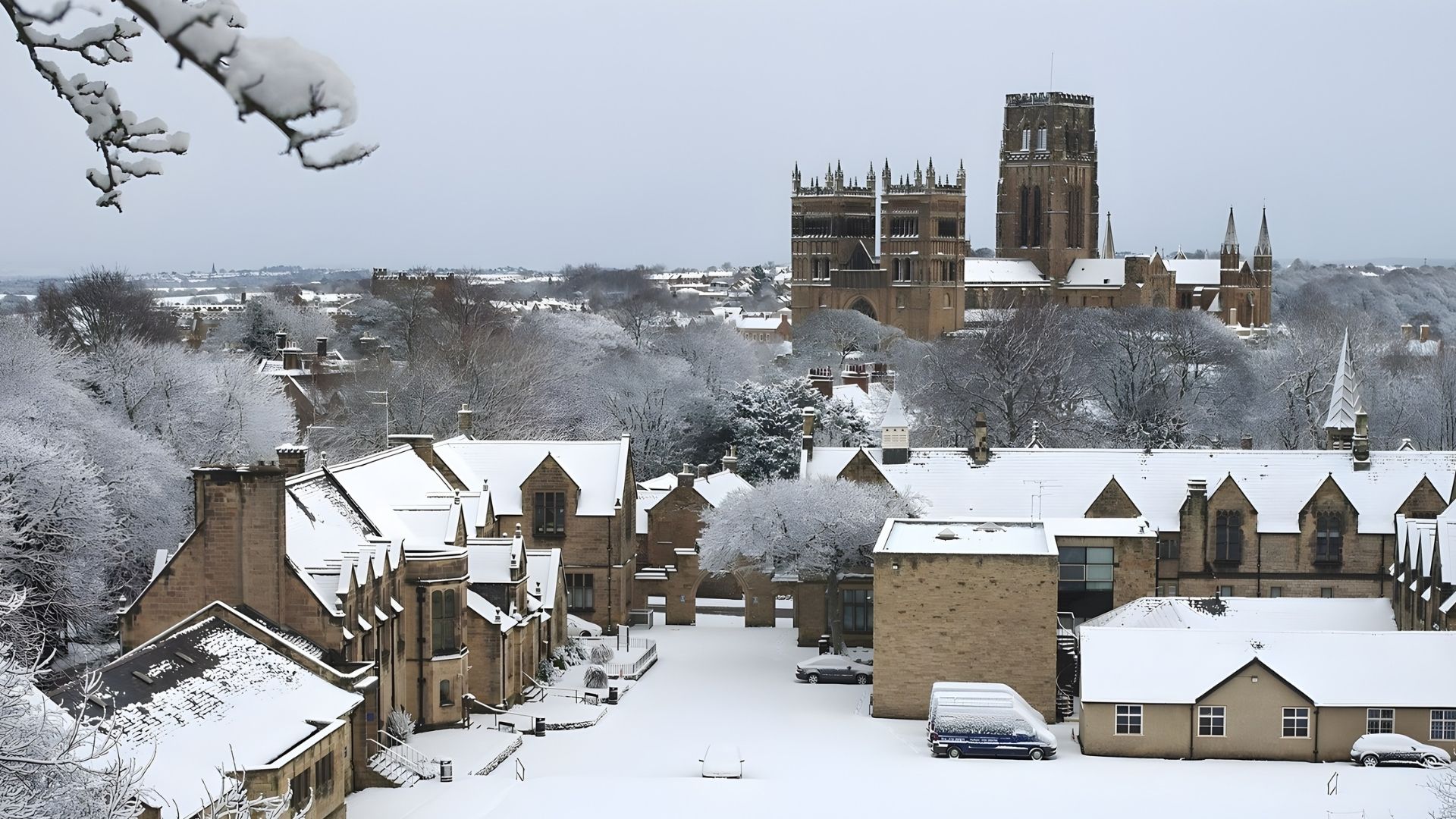 Cobbled streets, festive markets, a stunning cathedral… Discover the magic of Durham at Christmas