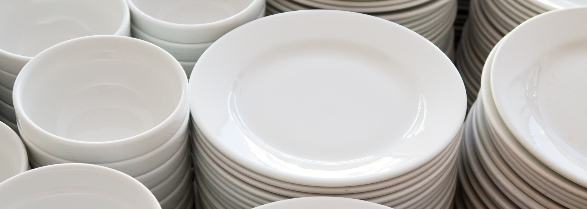 Picture of a stack of plates.