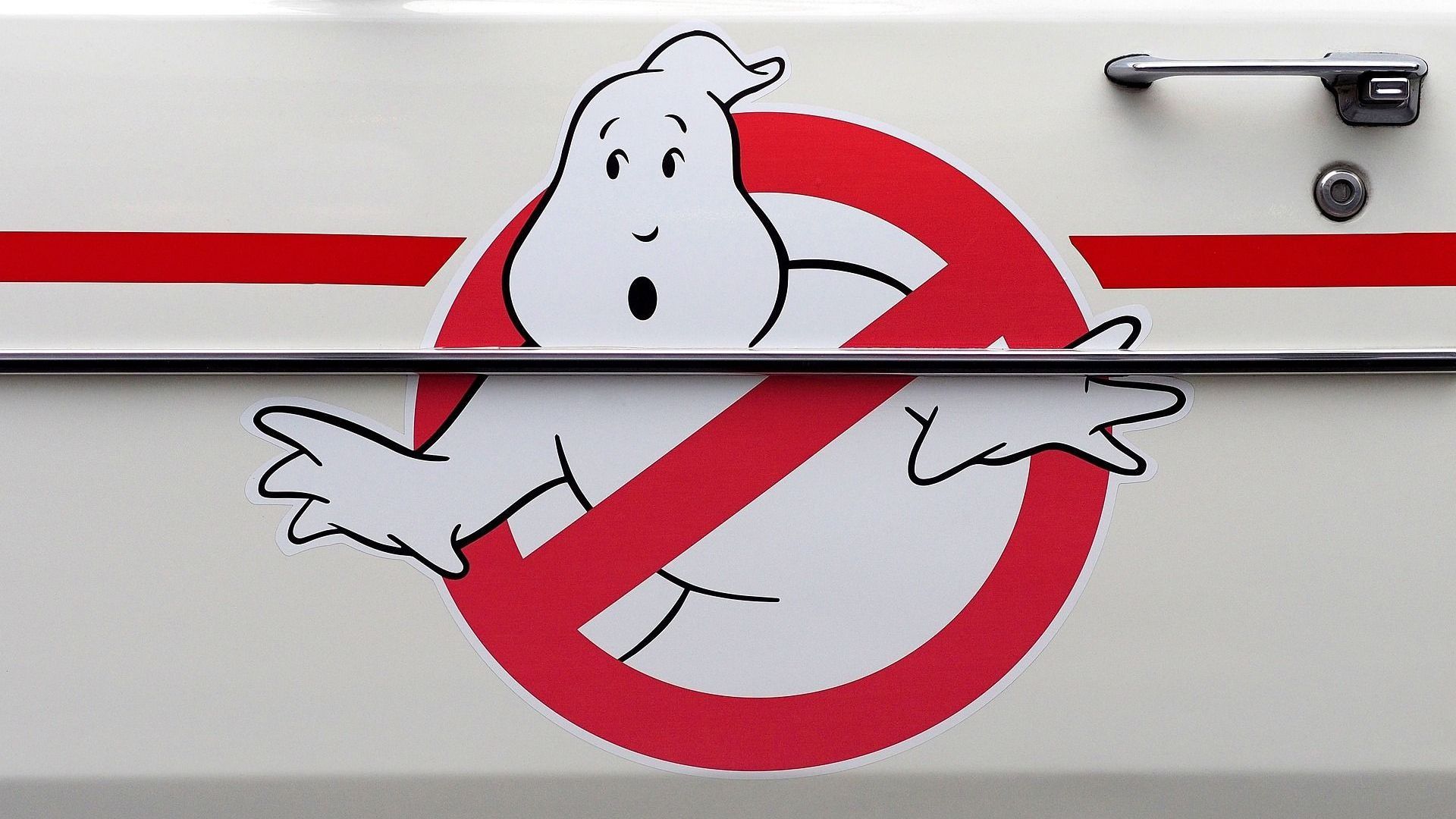 Picture of the Ghostbusters van.
