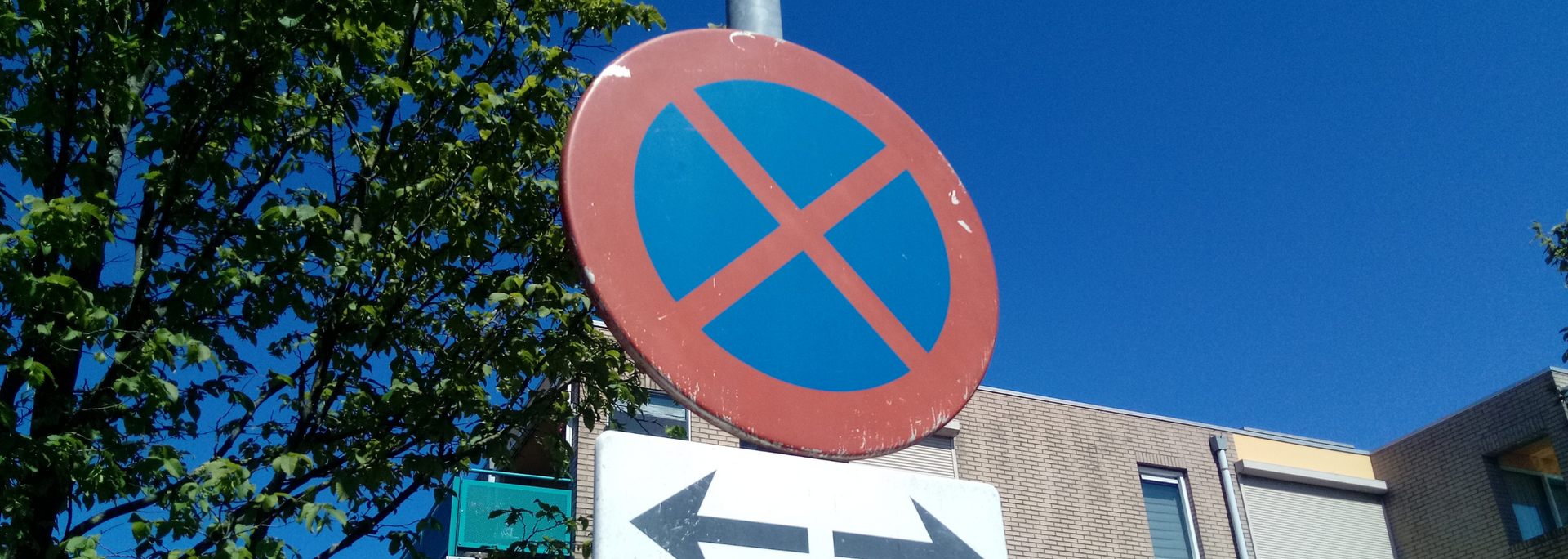 Picture of a no stopping sign.