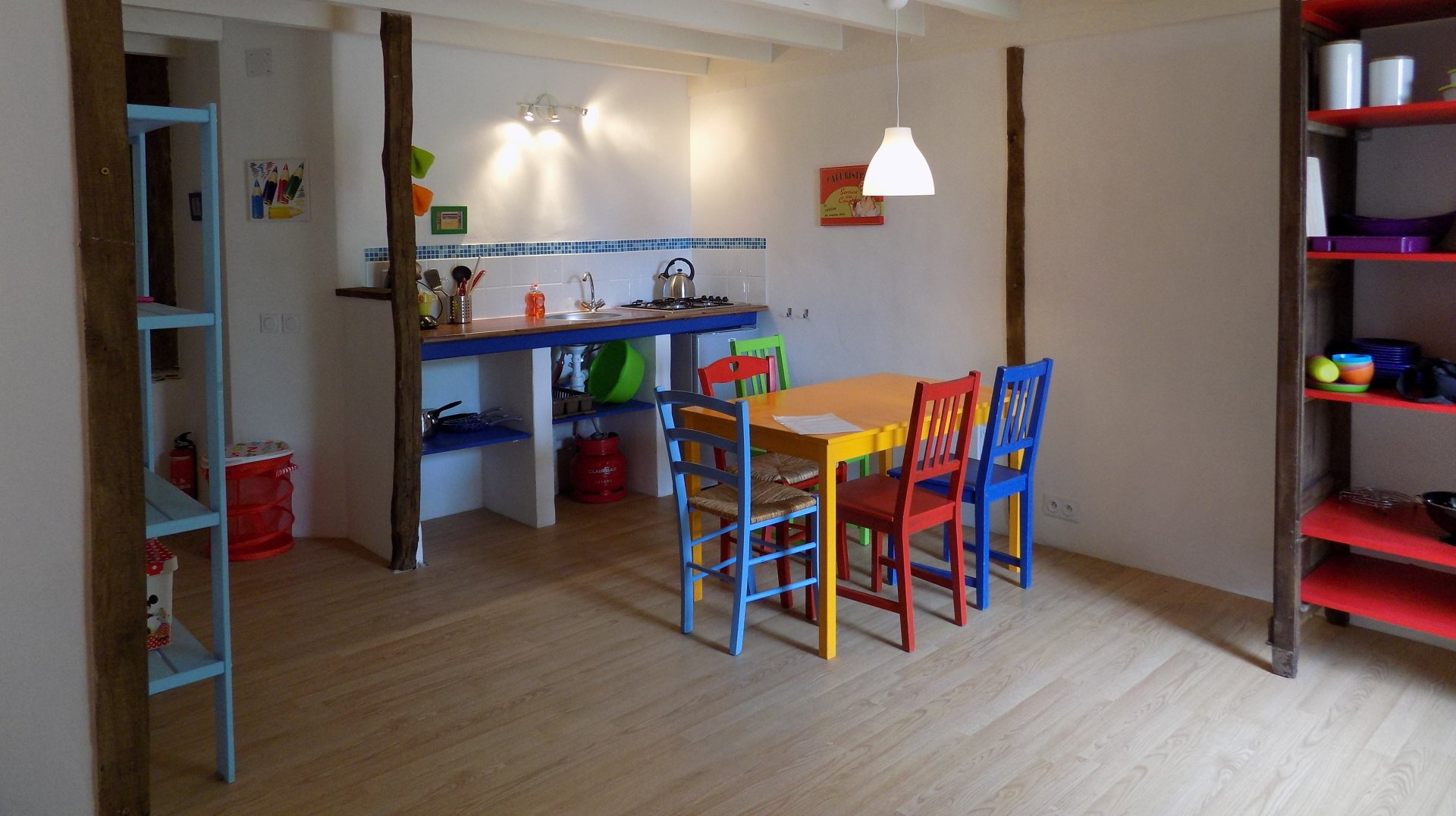 Les Escaliers de La Combe gîte xl interieur keuken eethoek