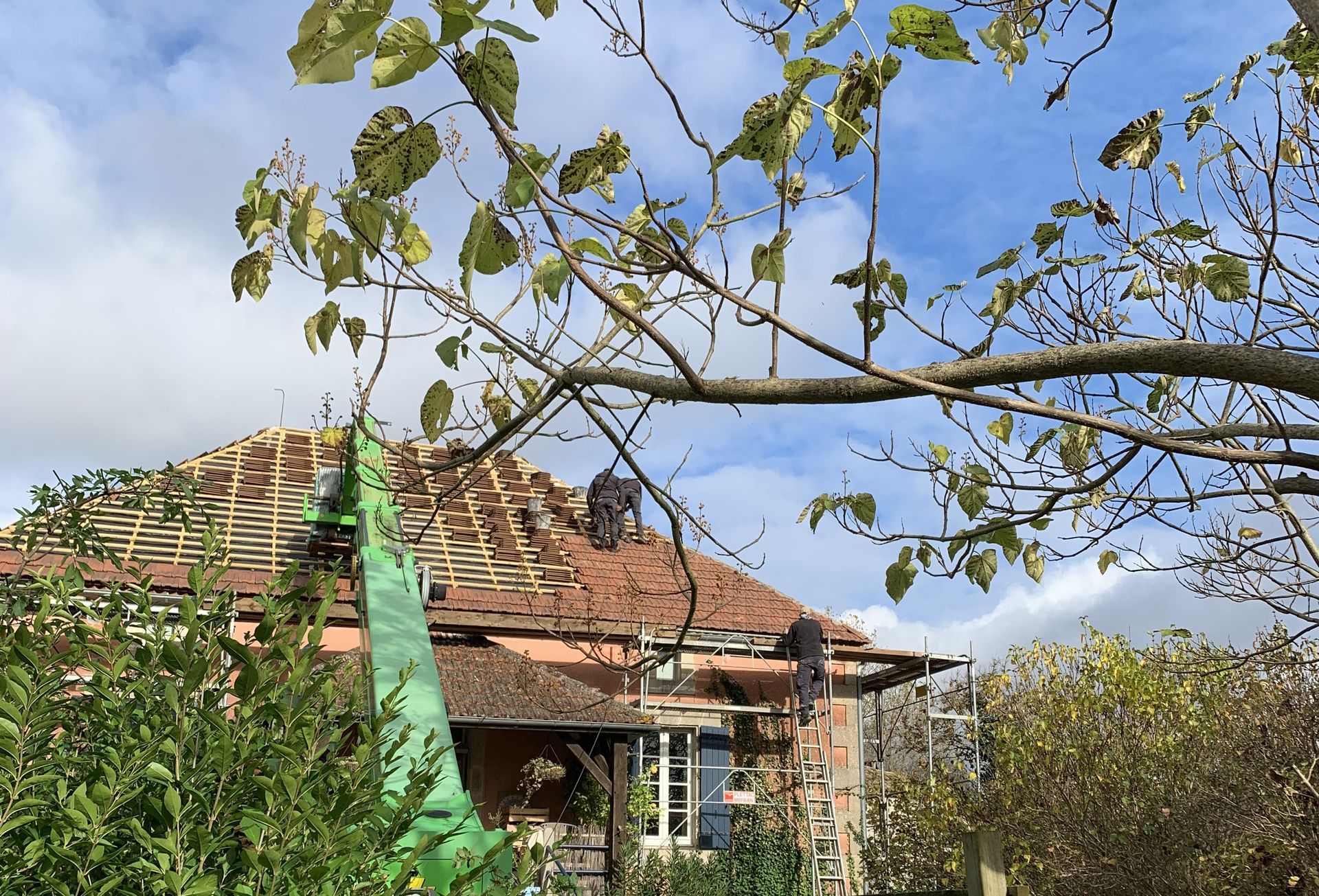 Les Escaliers de La Combe - nieuw dak op het huis