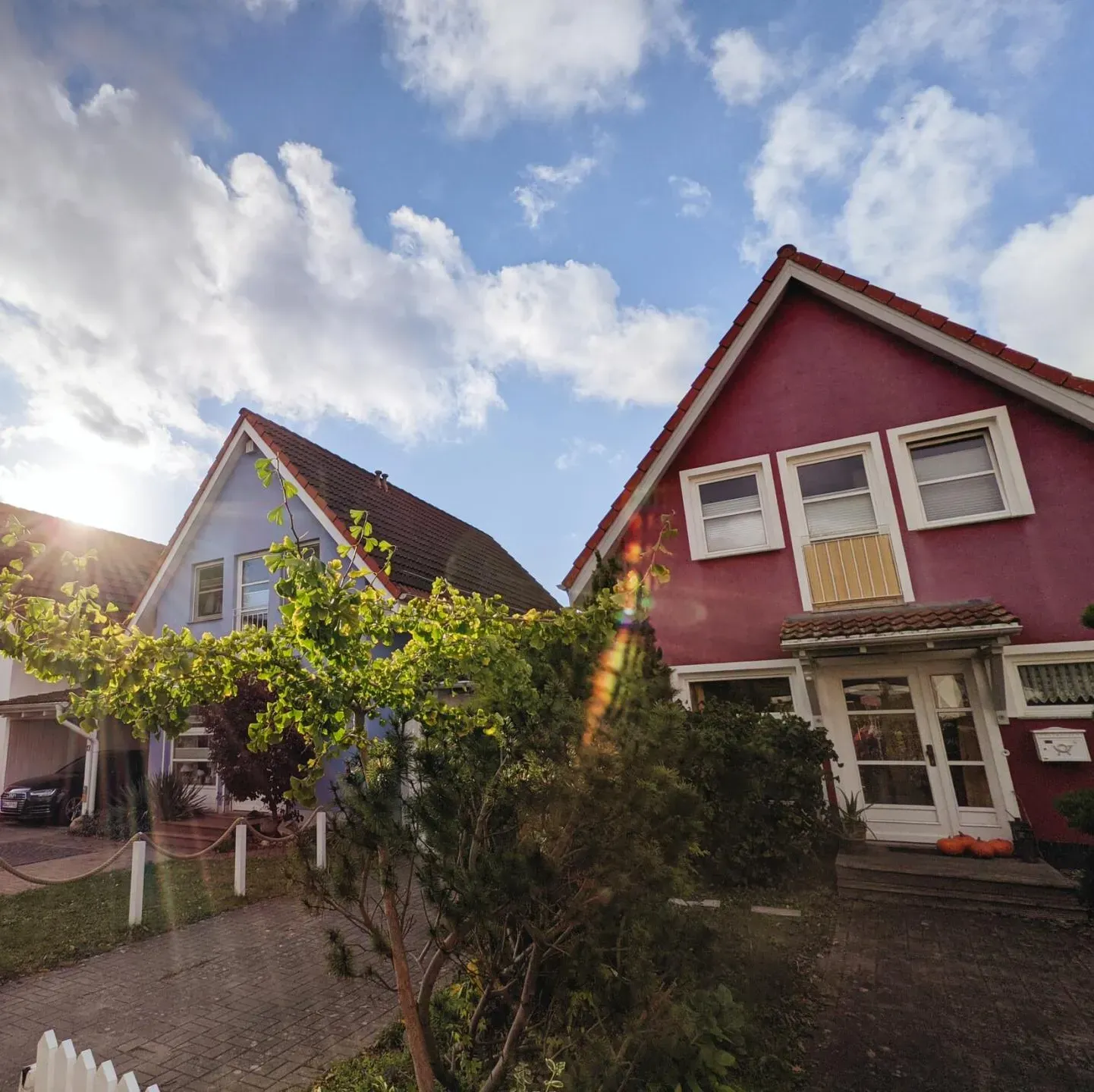 A red and a blue house are next to each other.