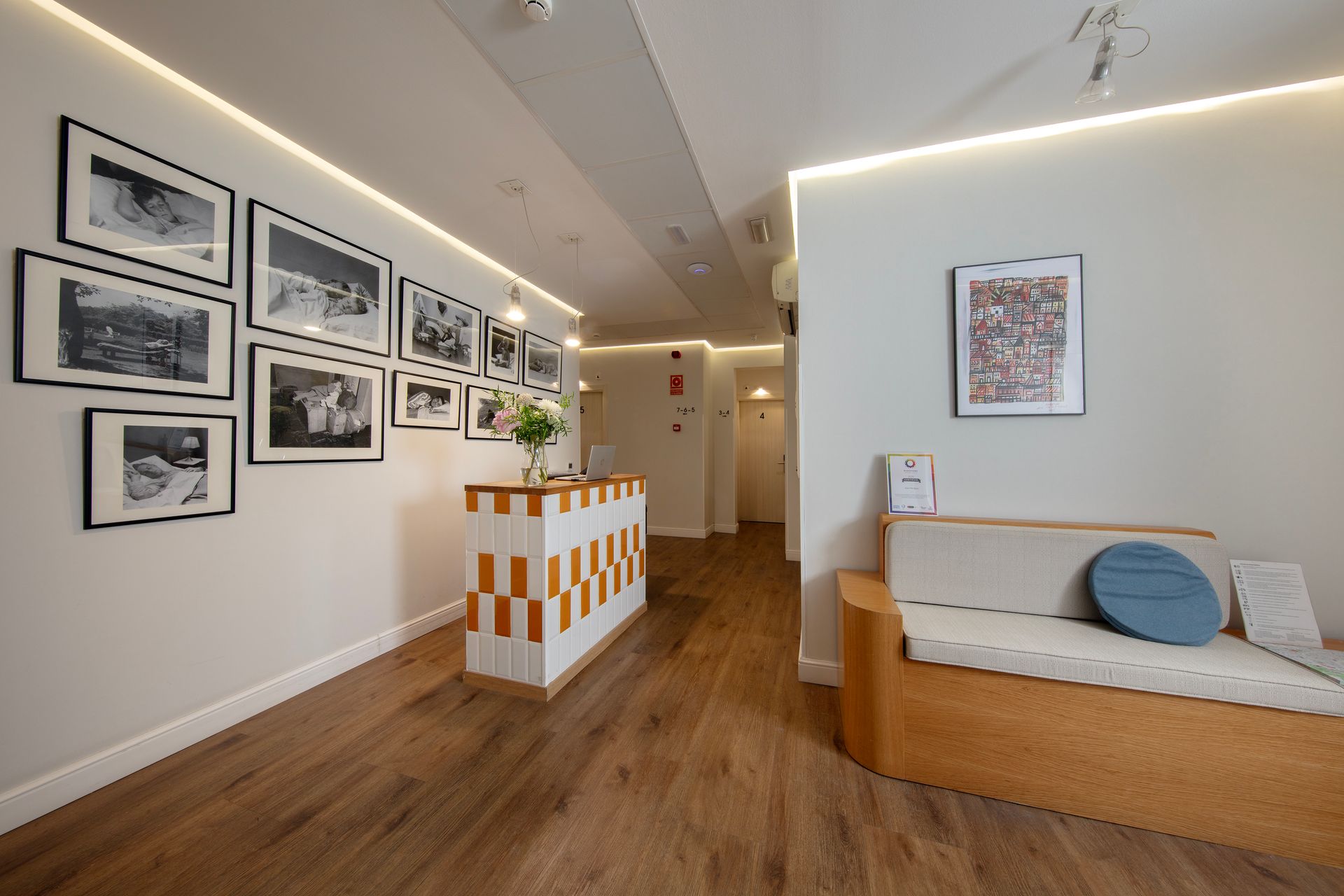 Una sala de espera con un sofá y un mostrador.