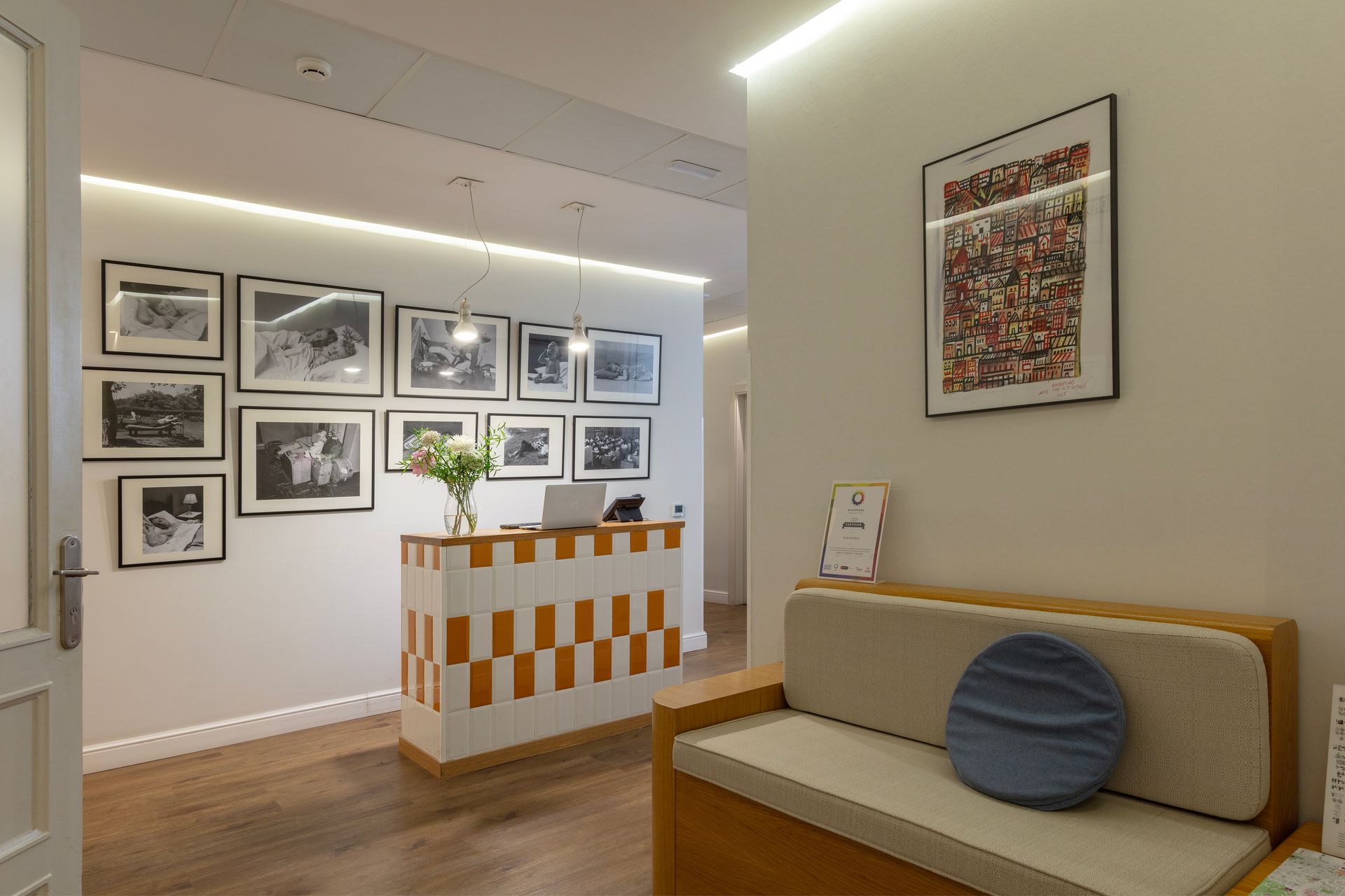 Un hombre y una mujer están de pie ante un mostrador en una habitación.