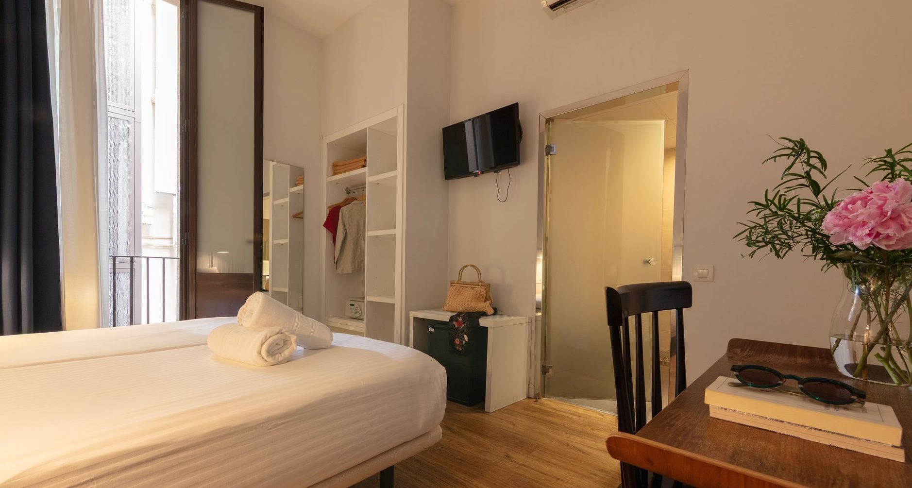 Hay una cama grande en el medio de la habitación.