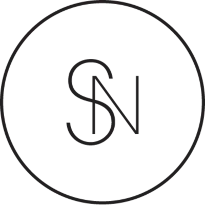 Un logotipo en blanco y negro con la letra sn en un círculo.