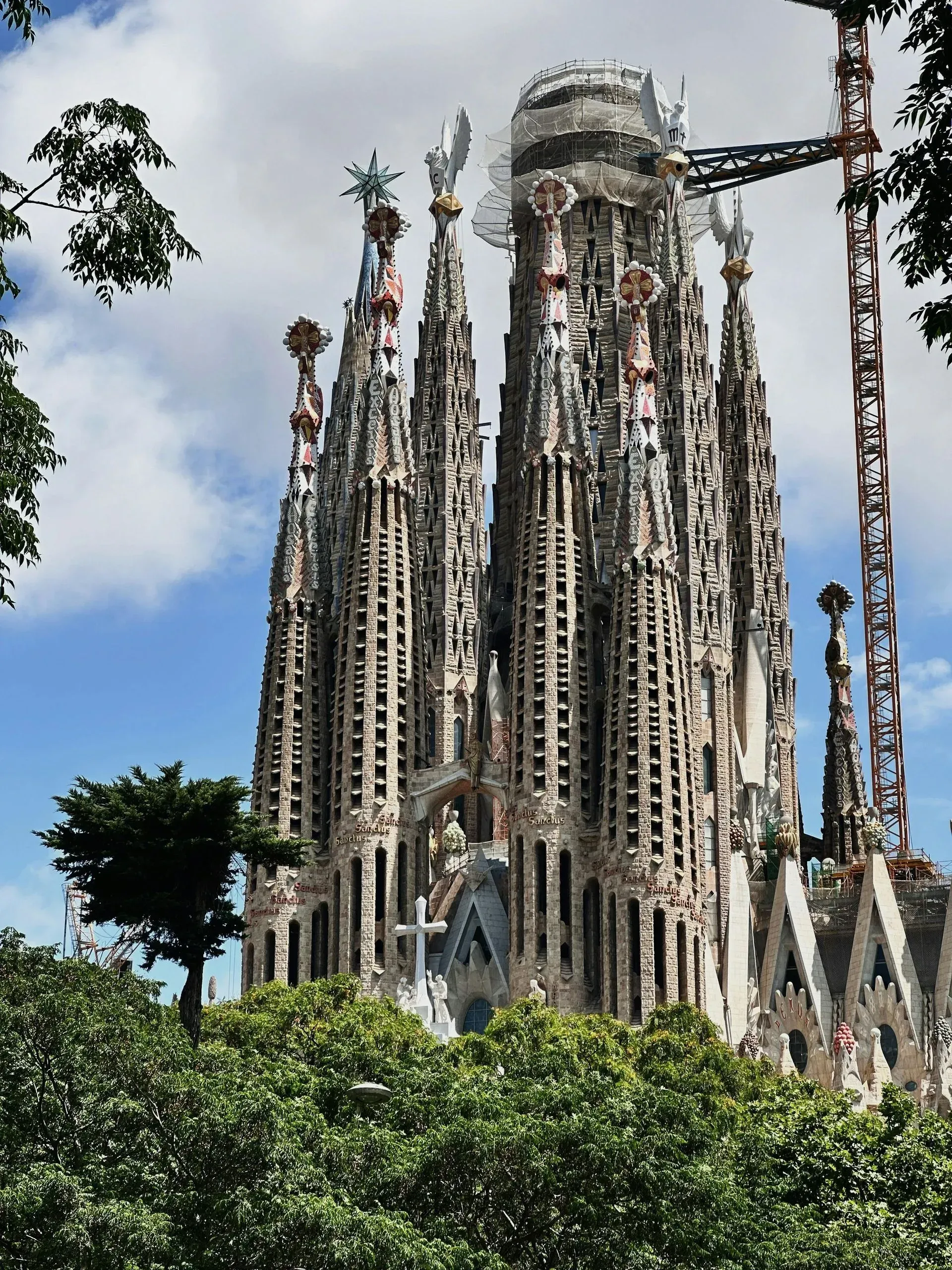 Un gran edificio con un cielo azul al fondo.