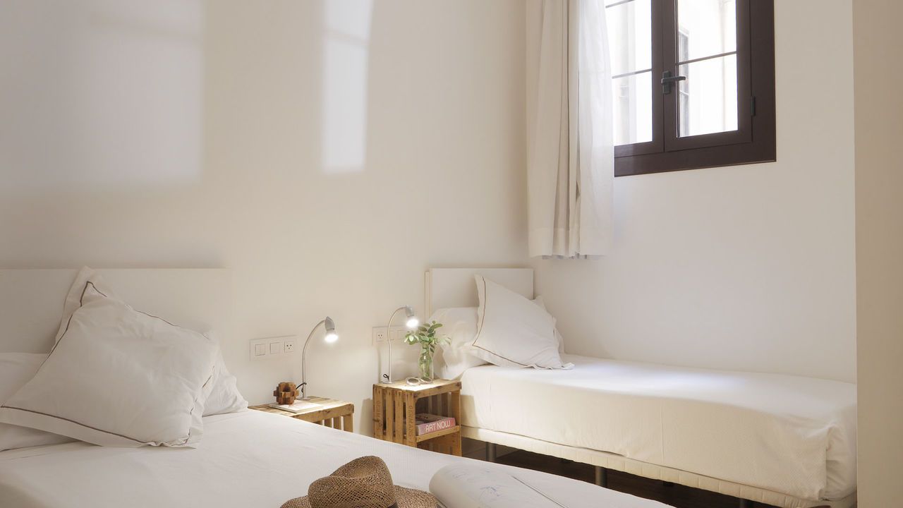 Un dormitorio con dos camas y una ventana.